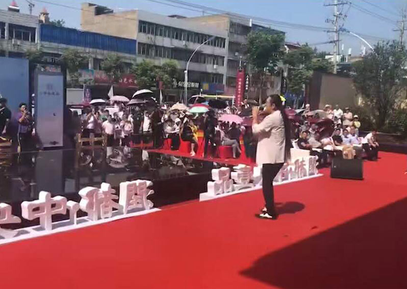 黃安出席安徽五河中央壹品營銷中心開放盛典，現場演唱《東南西北風》
